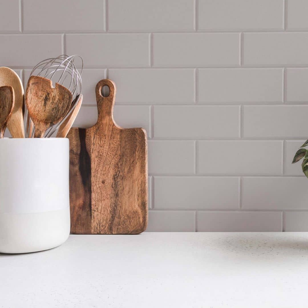 Kaeppel Grau Wandfarbe seidenmatt I Calm Clam | elegante, moderne Atmosphäre schaffend | THE COLOR KITCHEN Letzter Tag