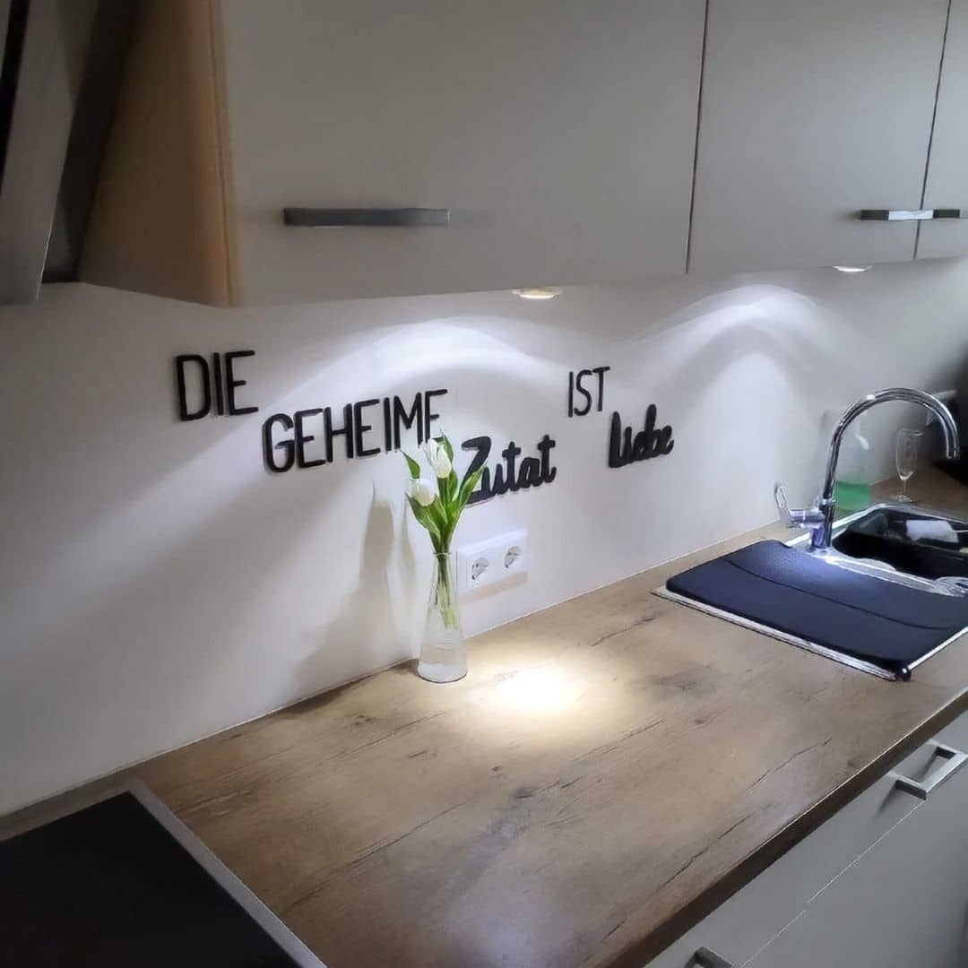 Kaeppel Küchendekoration Spruch - Die geheime Zutat ist Liebe - MDF Fabrikpreis