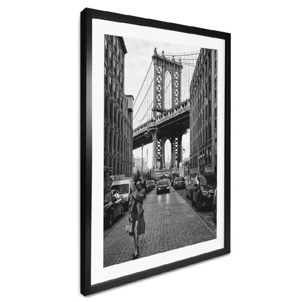 Kaeppel Poster Bolton - Stilvoll in Manhattan mit ikonischer Brooklyn Bridge Letzter Tag