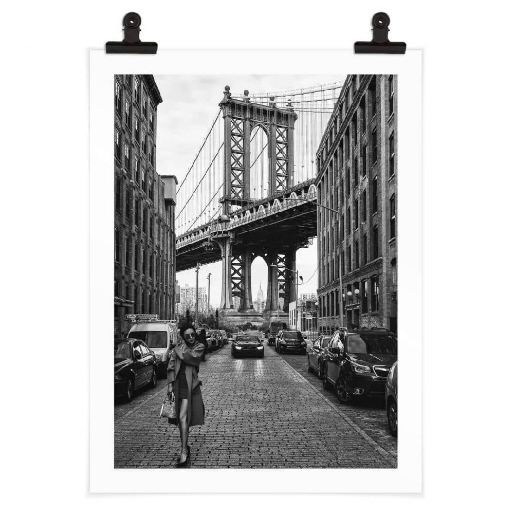 Kaeppel Poster Bolton - Stilvoll in Manhattan mit ikonischer Brooklyn Bridge Letzter Tag