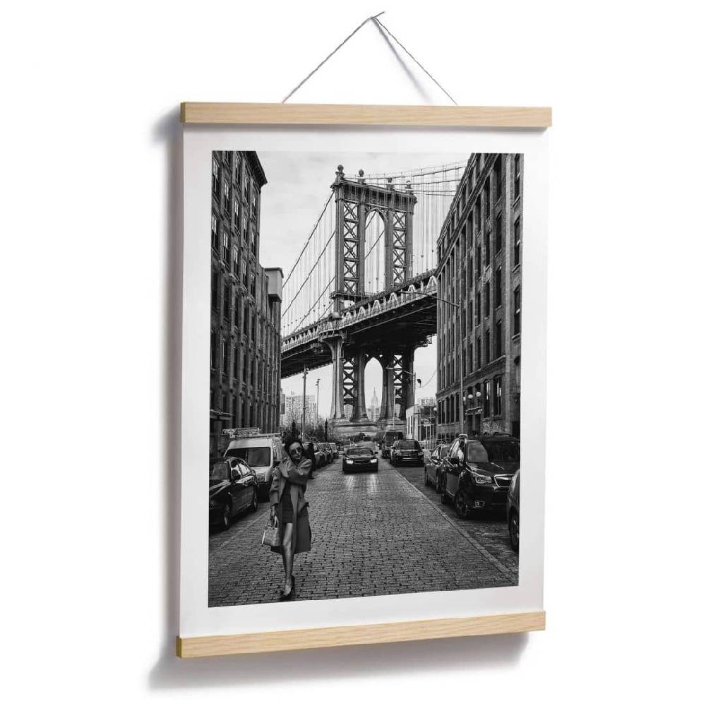 Kaeppel Poster Bolton - Stilvoll in Manhattan mit ikonischer Brooklyn Bridge Letzter Tag