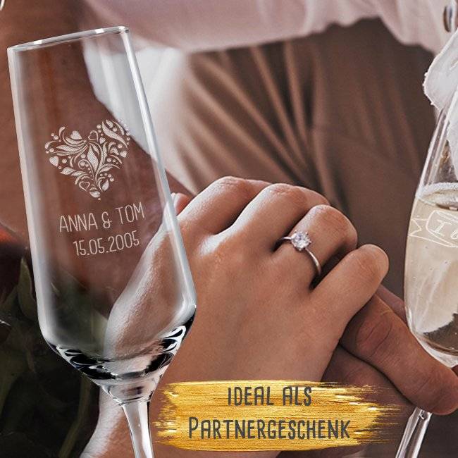 Tassendruck Sektglas - Herz Ornament - mit Namen und Datum Exklusivangebot