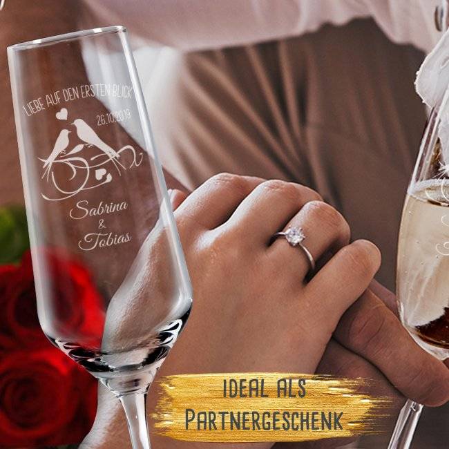 Tassendruck Sektglas - Liebe auf den ersten Blick - mit Namen und Datum Weihnachtsangebot
