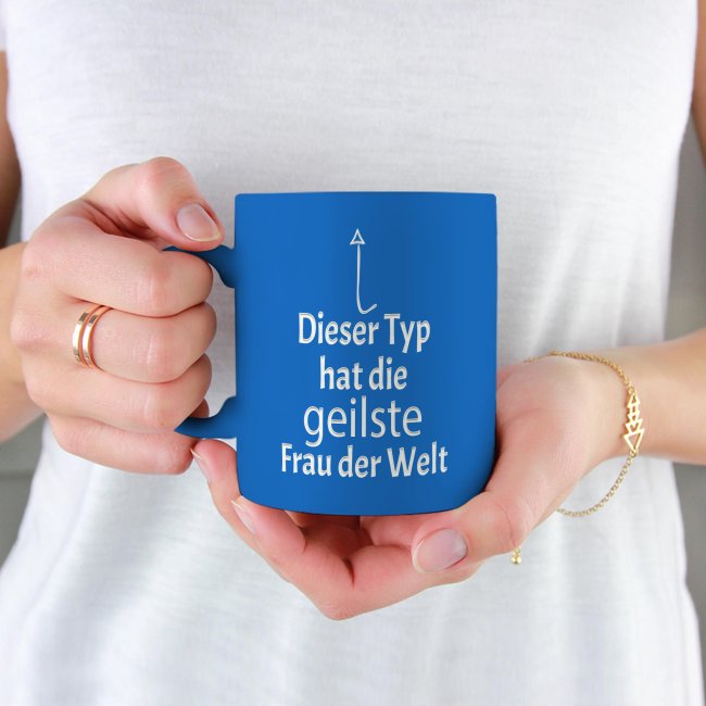 Tassendruck Neon mit Gravur - Dieser Typ hat die geilste Frau - Blau Schlussverkauf