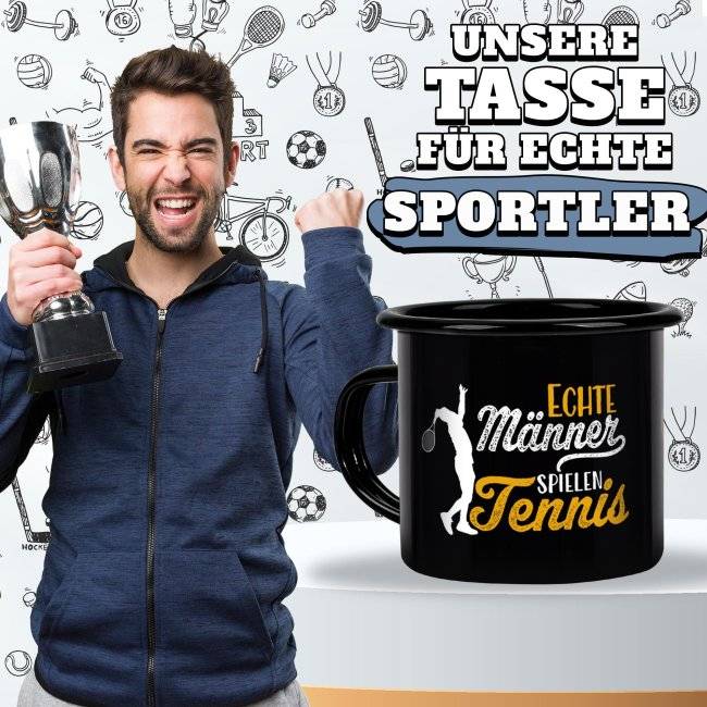 Tassendruck Schwarze Emaille- mit Spruch - Echte Männer spielen Tennis Im Verkauf
