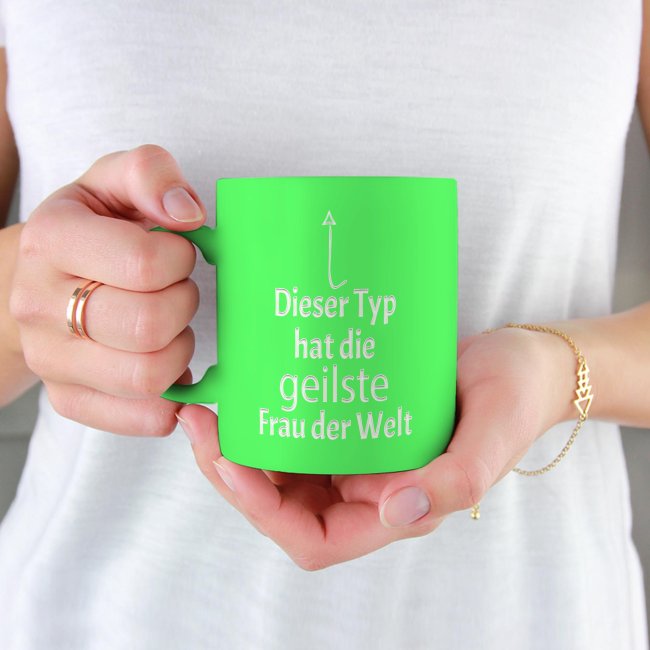 Tassendruck Neon mit Gravur - Dieser Typ hat die geilste Frau im Angebot